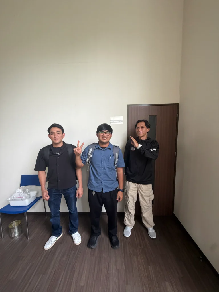 新しい勤務先で3名そろって撮影した様子