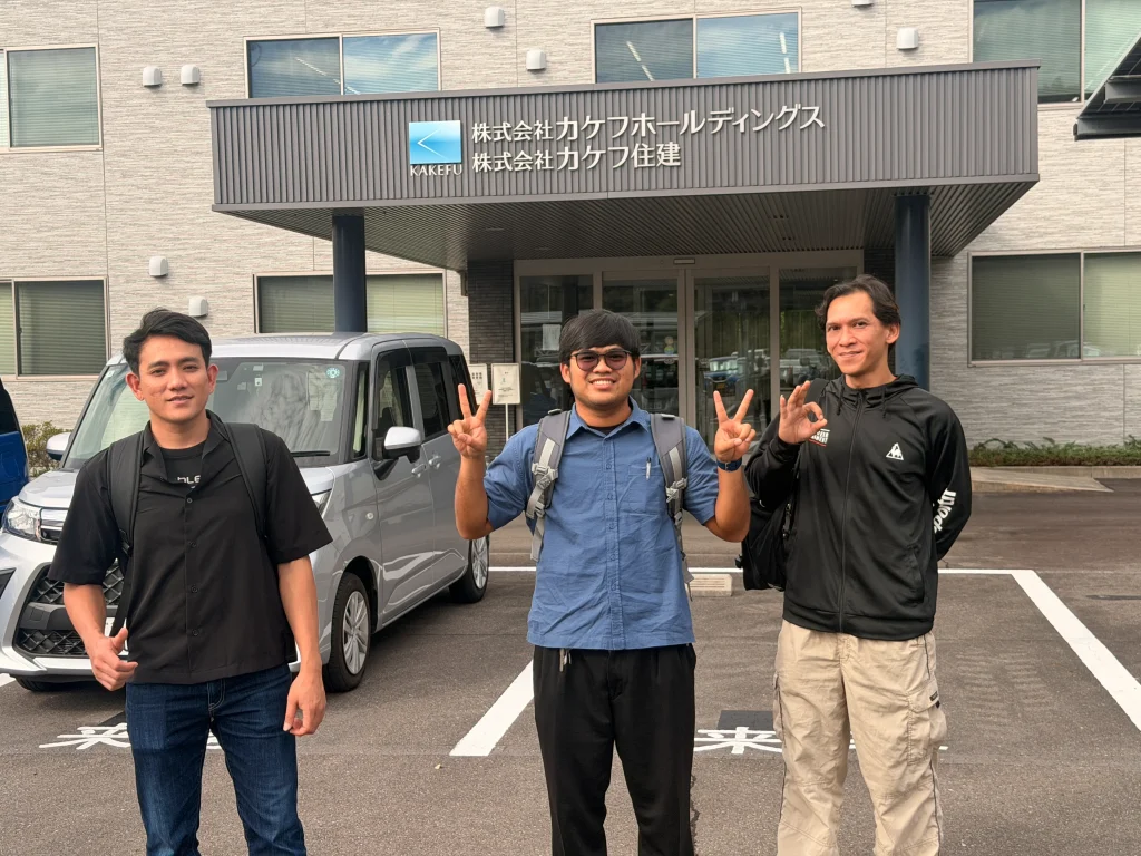 株式会社カケフ住建様の前で、入社する3名そろって記念撮影