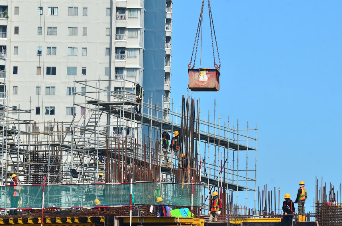 ジャカルタの建設現場で働くインドネシア人作業員